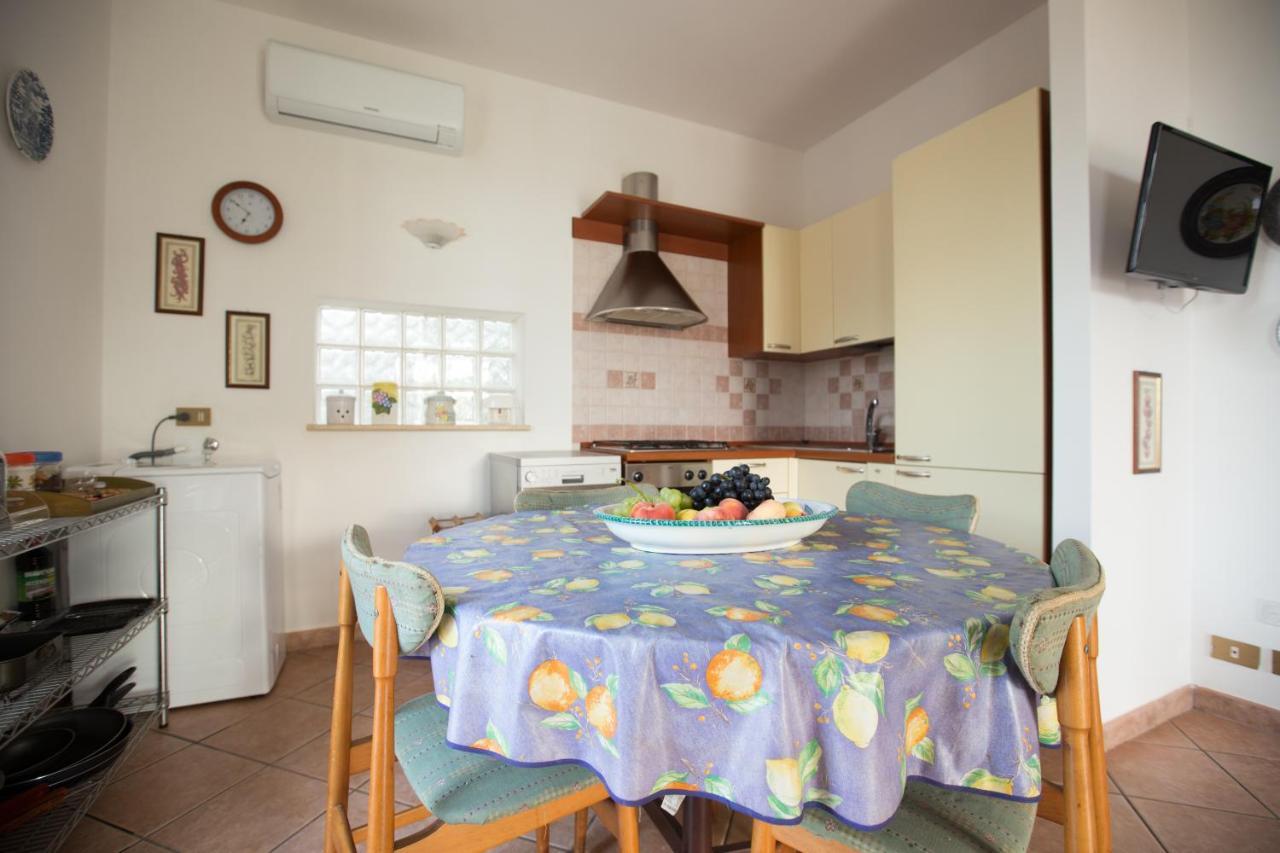 Villa Nadia Con Splendida Vista Mare 卡斯泰拉马莱 外观 照片