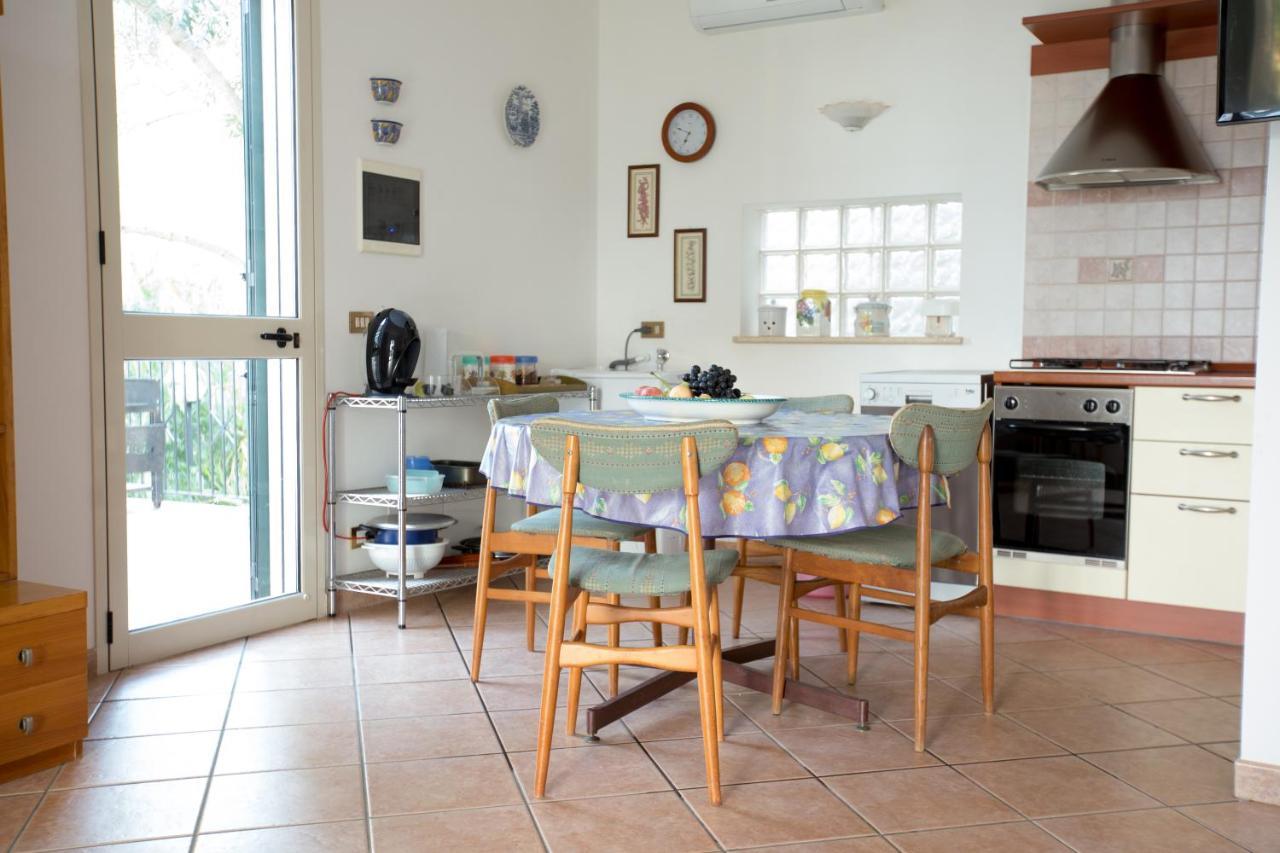Villa Nadia Con Splendida Vista Mare 卡斯泰拉马莱 外观 照片